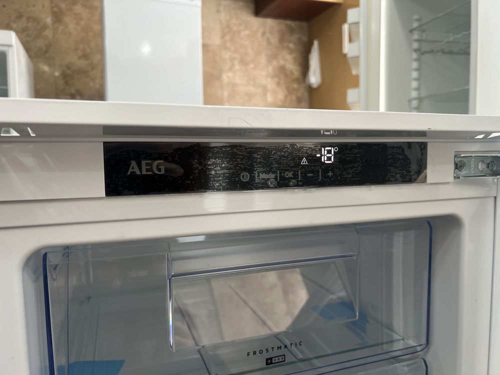 Вмонтована морозильна камера AEG TAB6L88EF з Німеччини