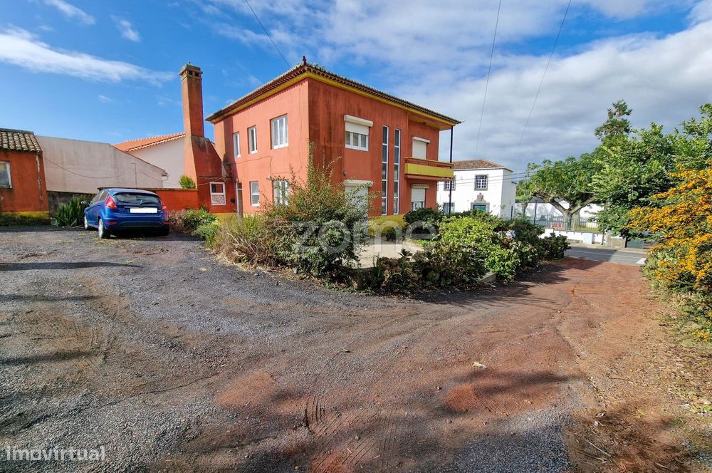 Moradia T4 inserida num terreno de 1143m² - Cabouco