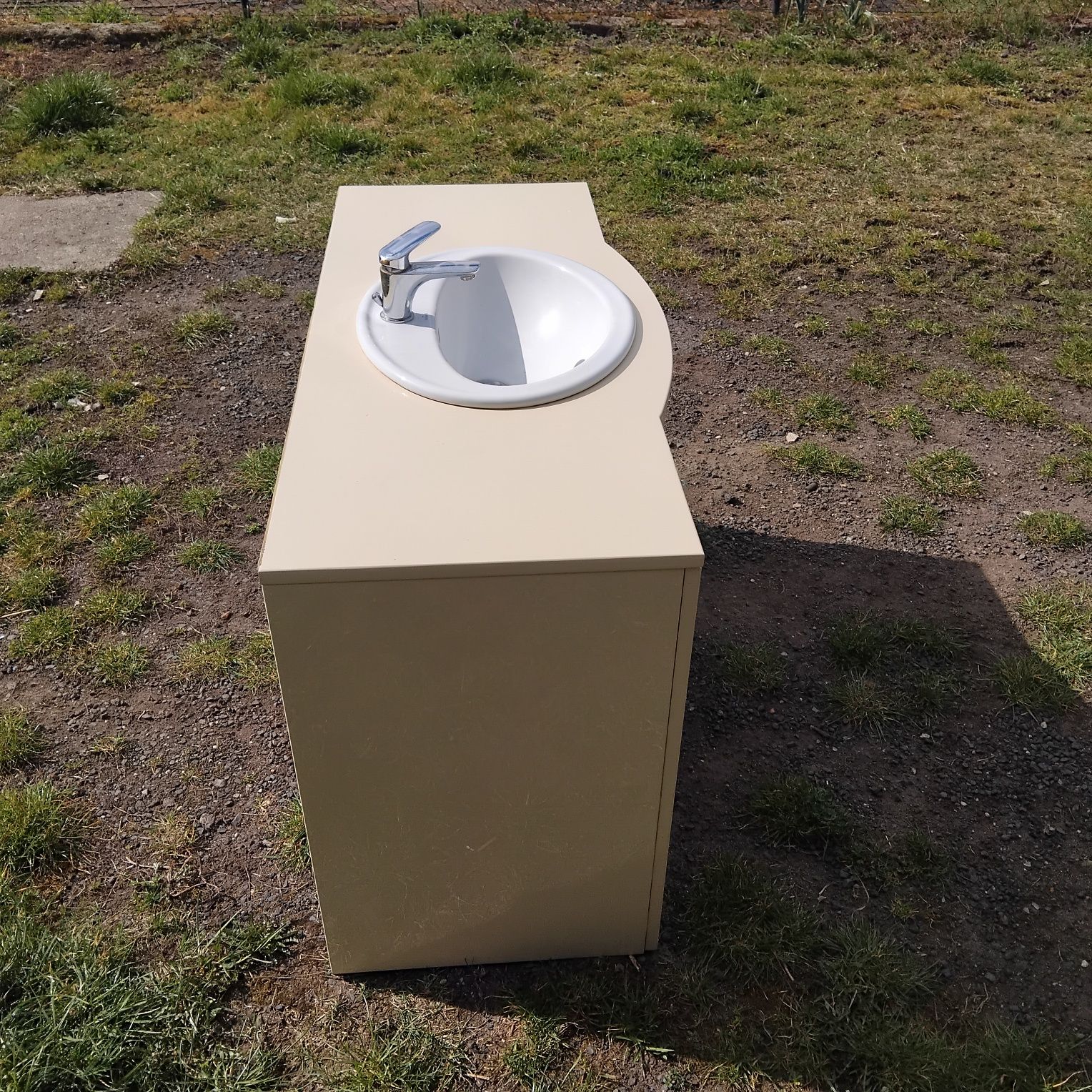 Szafka łazienkowa z umywalką i baterią