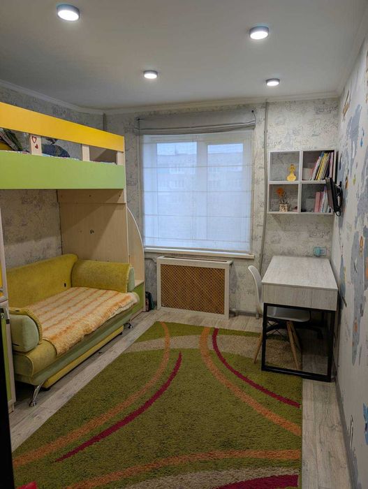 Трикімнатна квартира. Тепла . велика і комфортна