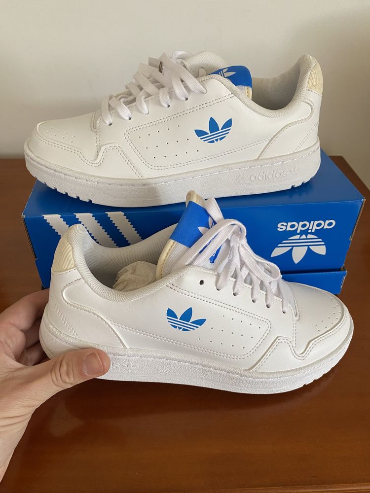 Tenis brancos simbolo azul adidas Novos