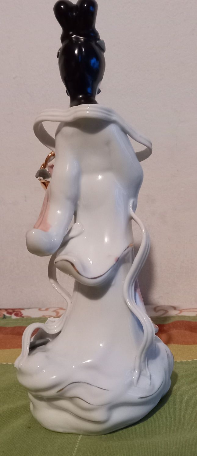Porcelanowa figurka Japonki