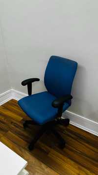 5 cadeiras de escritório da marca FAMO