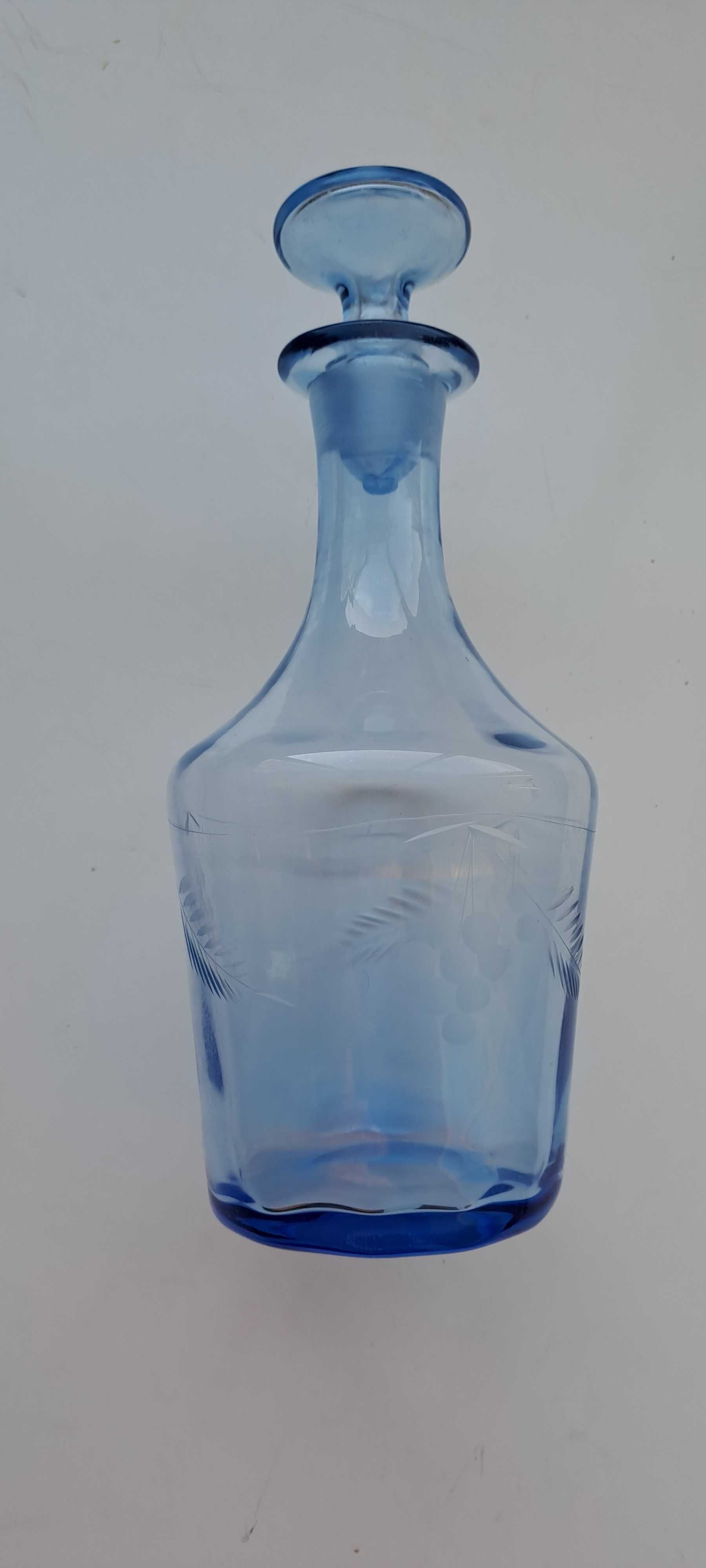 Garrafa azul trabalhada de vidro antiga