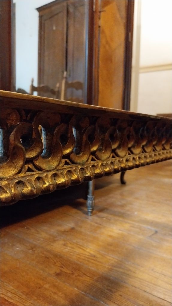 Mesa em talha dourada com tampo de mármore