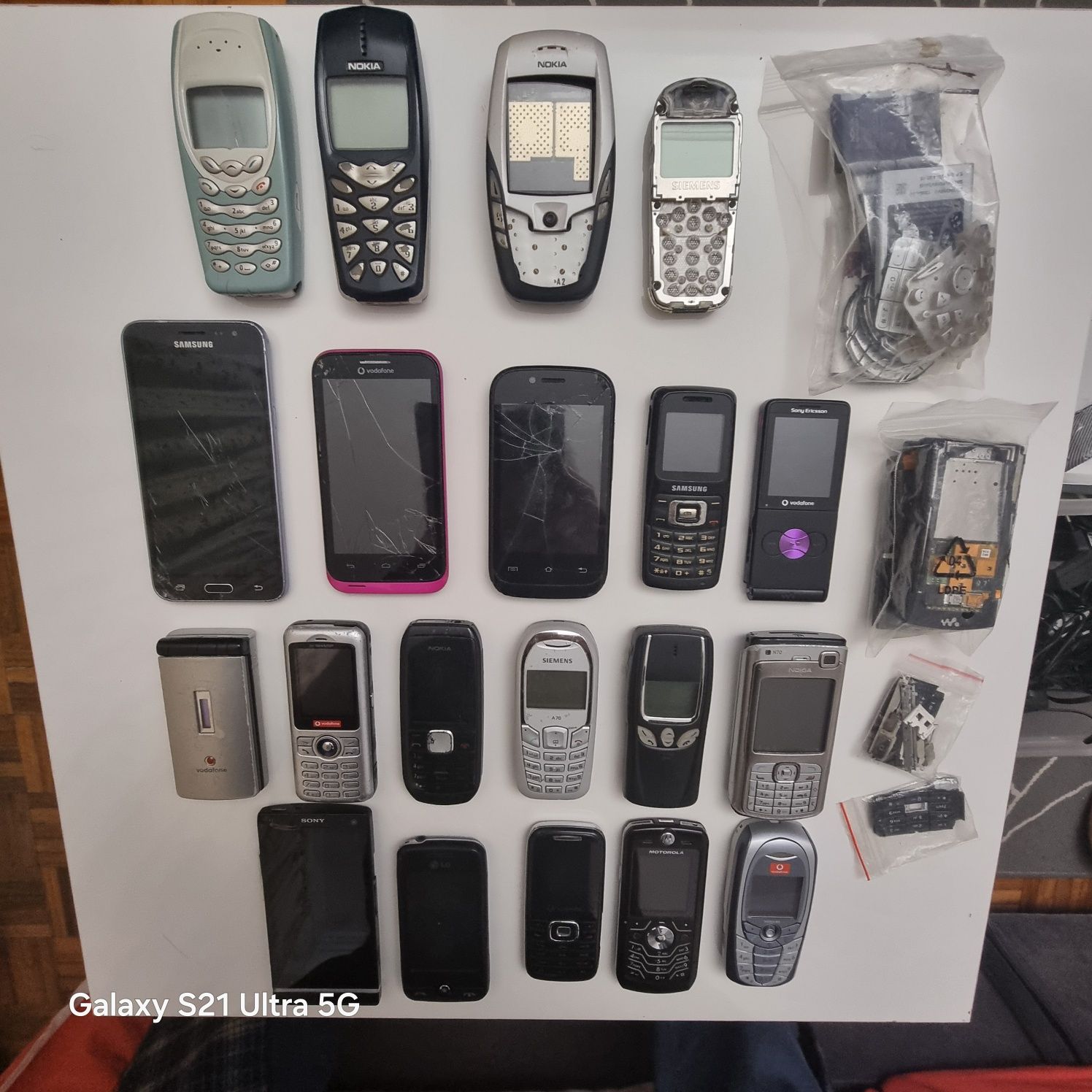 Nostalgia Vintage Vários Telemóveis com Carregadores