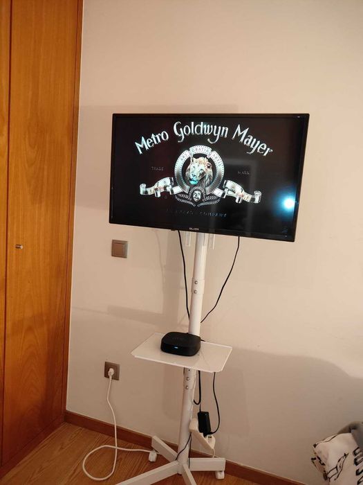 Tv 32” com base móvel Leva o Entretenimento Para Onde Quiseres!