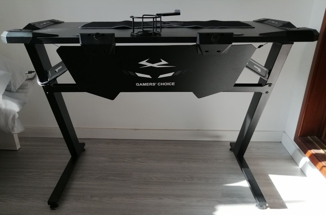 Mesa Gaming LINDHOLM(c/led) +Cadeira Gaming+Tapete Chao