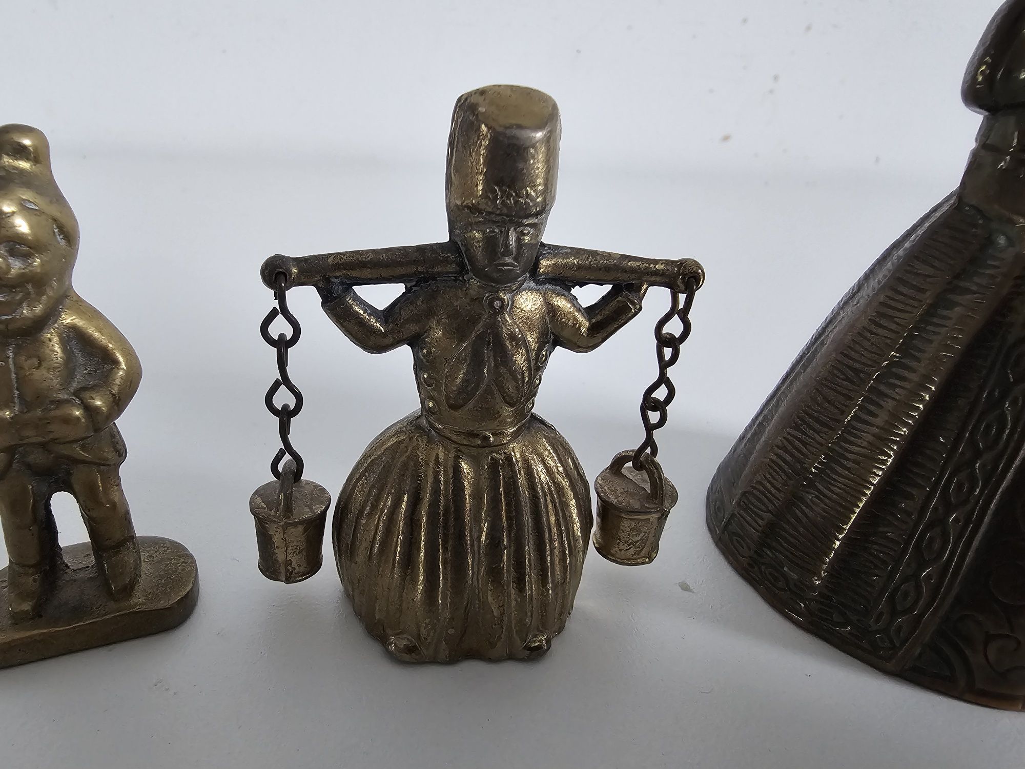 Mosiężne dzwonki oraz figurki wodzianka