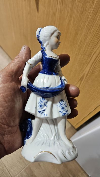 Imagens em porcelana com trajes do sec.XVIII.