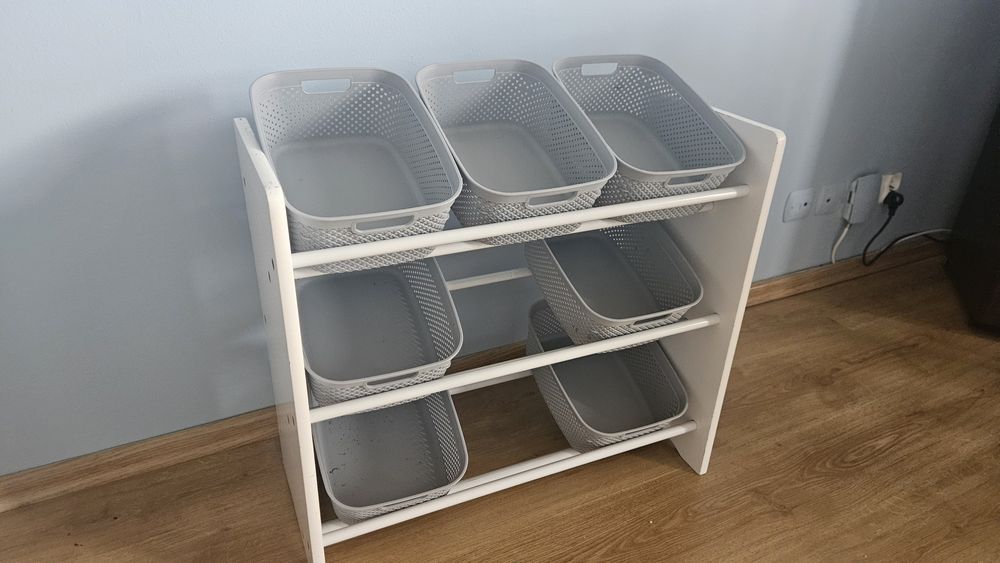 Biały regał z koszykami