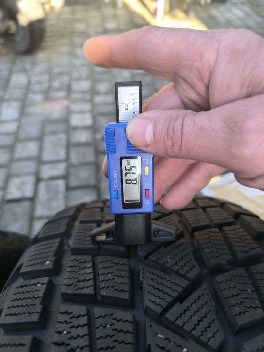 Opony zimowe Firemax 235/50/19