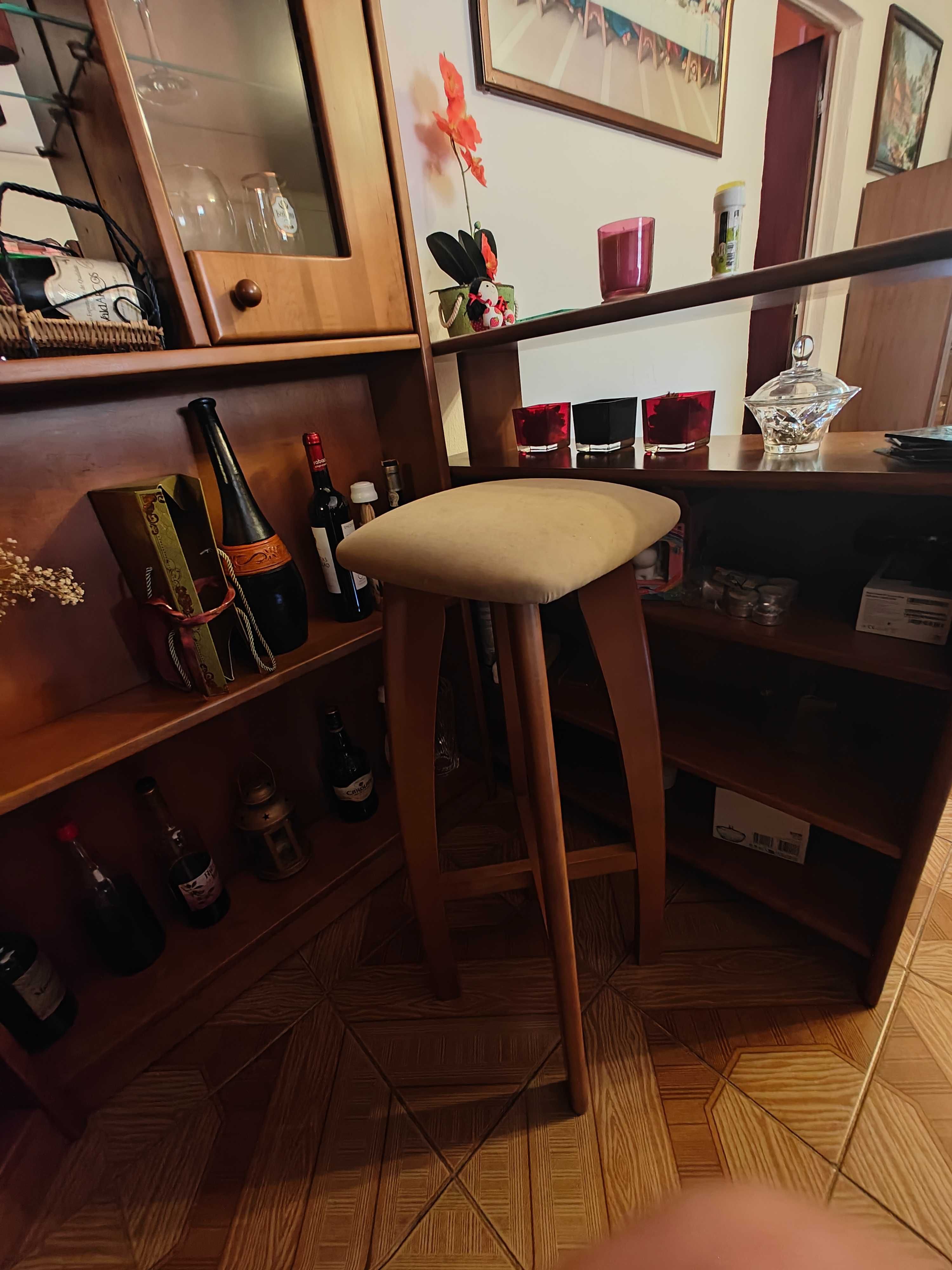 Bar para sala em madeira com banco