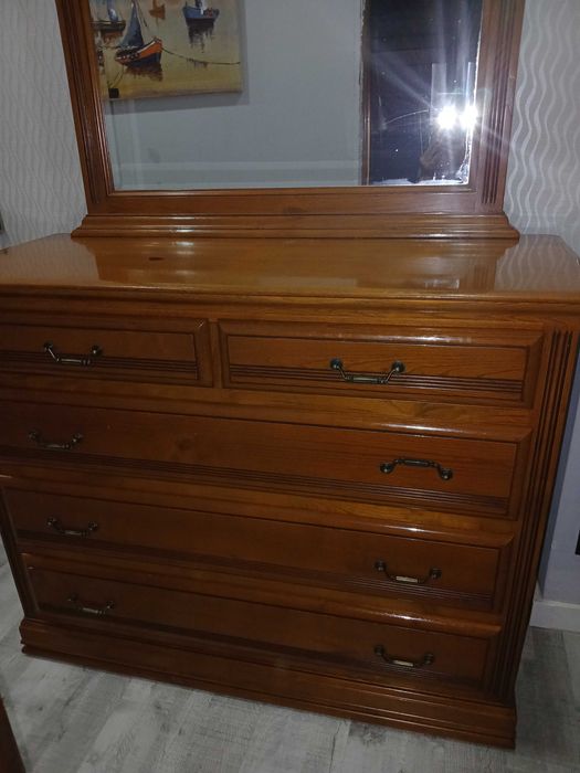 Cómoda de quarto com espelho