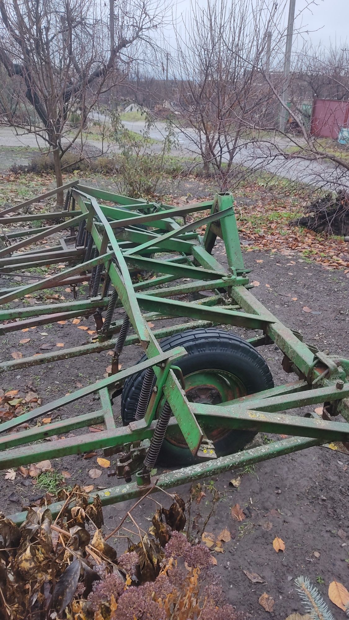 Трактор МТЗ 80. Продам. Культиватор. Плуг.