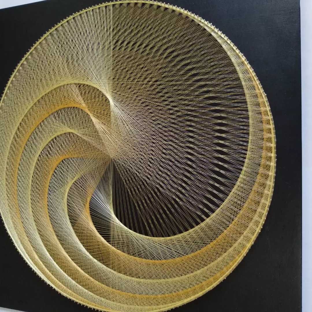Інтер'єрна картин в техніці string art.