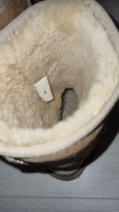 Уггі шкіряні бежевого кольору