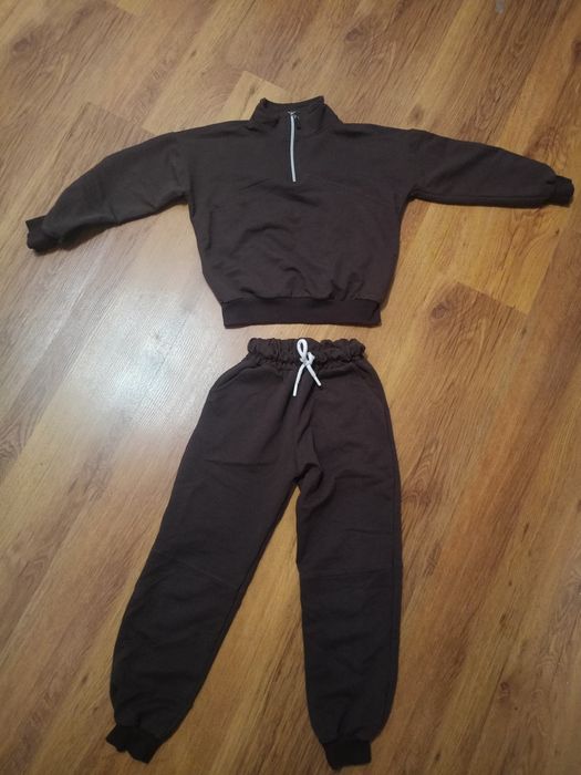 Dres chłopięcy czekoladowy 122/128