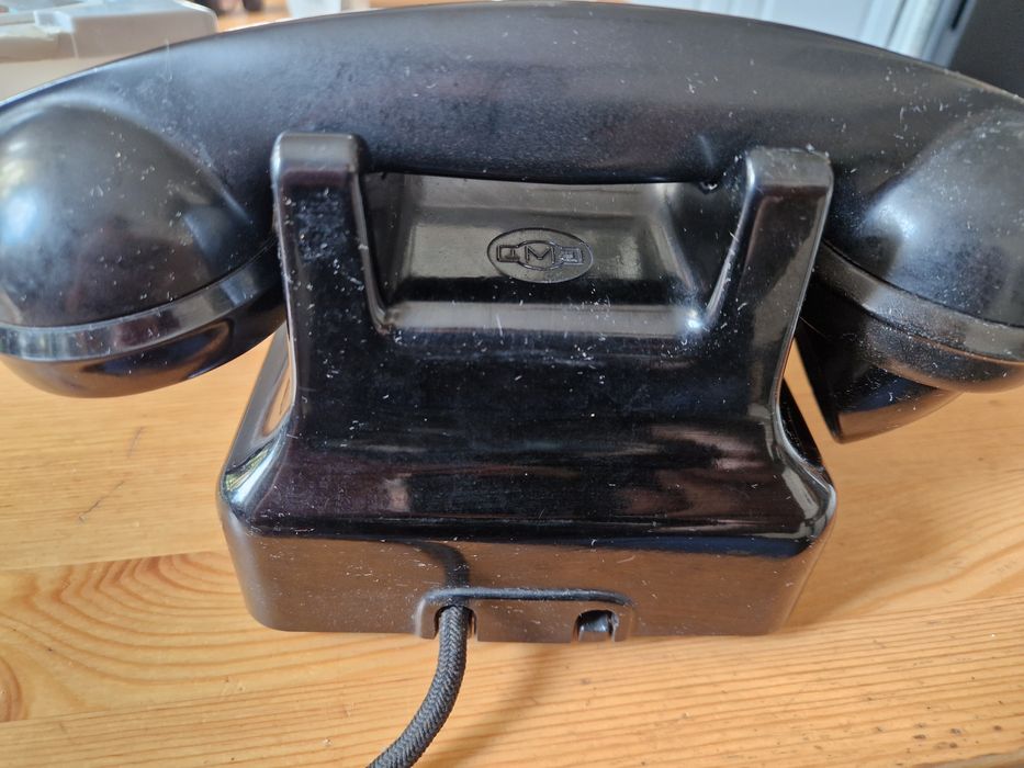 Telefon z czasów PRL czarny
