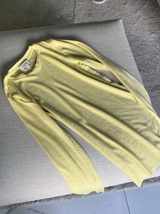 Вовняний лонгслів COS S жовтого кольору