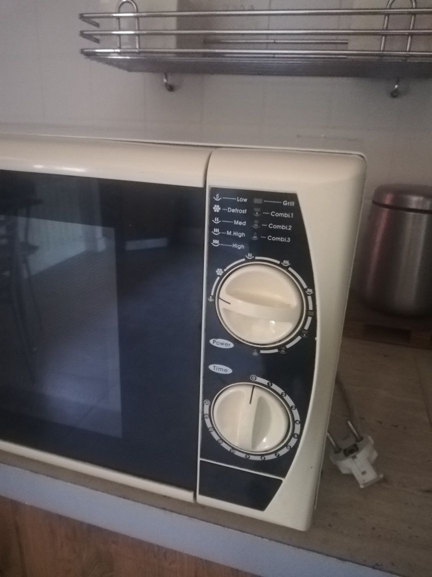Kuchenka mikrofalowa mikrofalówka 700E z grillem