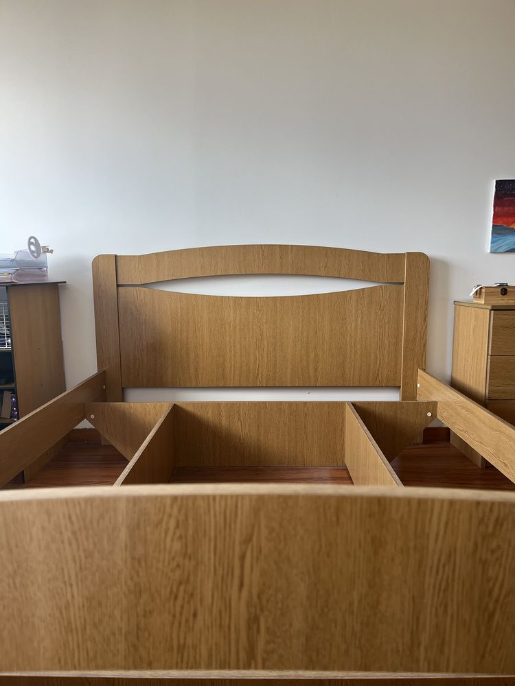 Cama casal + Mesinha cabeceira