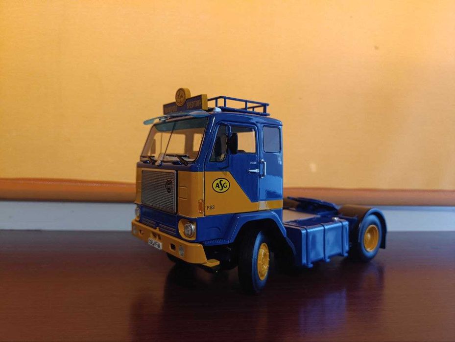 Модель автомобіля 1:18 RoadKings Volvo F88 Truck ASG 1965 Blu