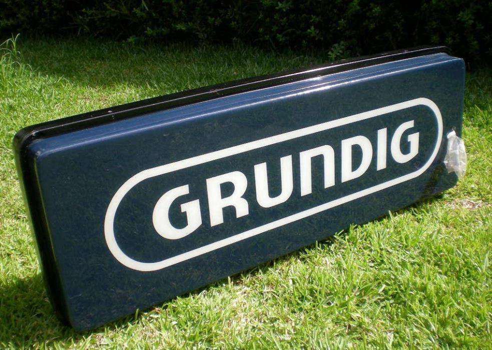 Painel reclamo publicitário luminoso Grundig