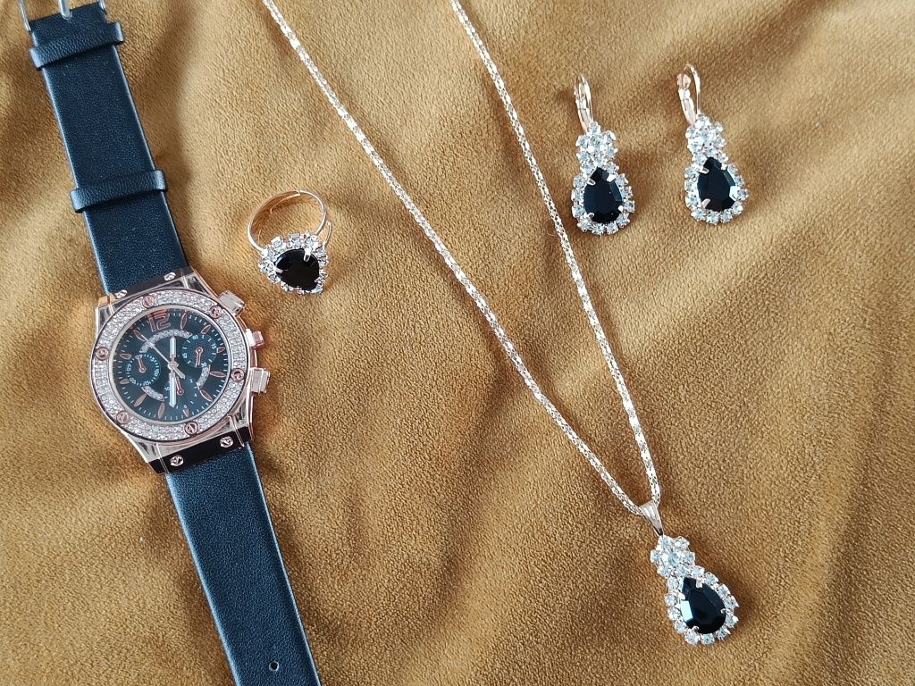 Relógio preto com conjunto de jóias