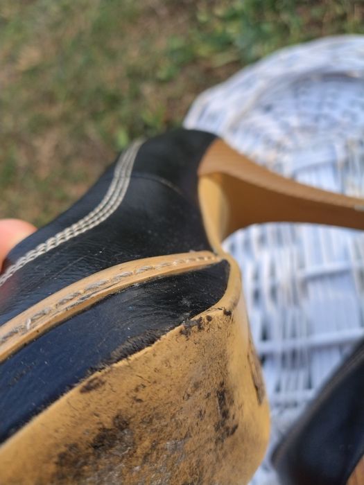 Buty na szpilce z przeszyciami