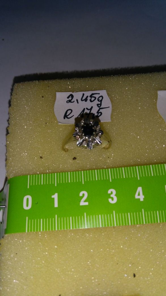 Pierścionek złoty z diamentami i szafirami w cenie 3400 zł.