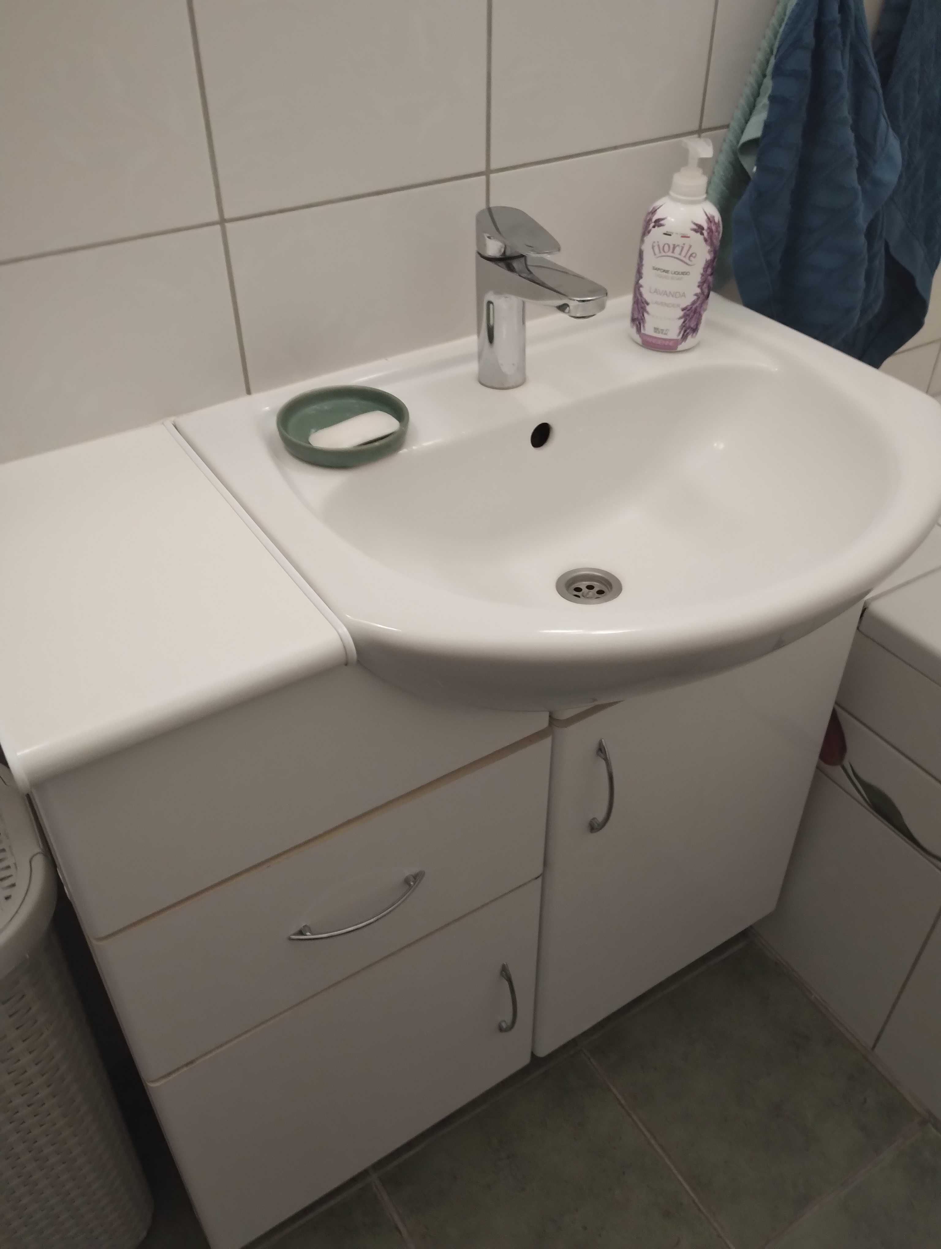 Umywalka z szafką i baterią