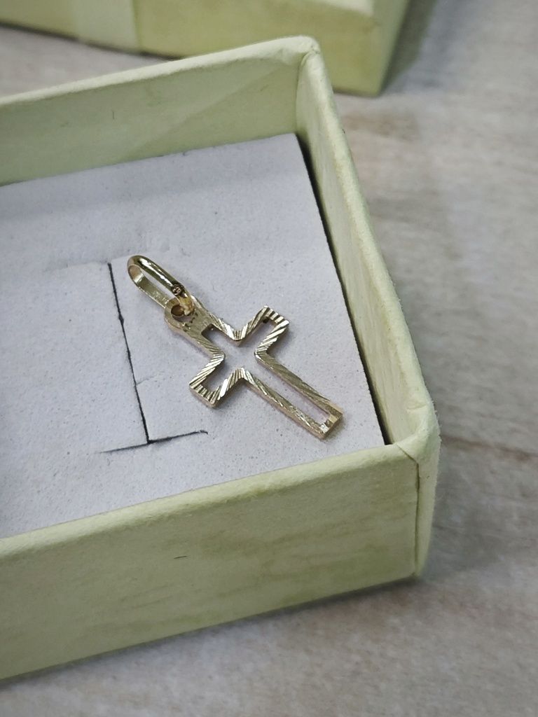 Złoty diamentowany krzyżyk pr585