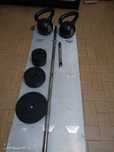 Equipamentos variados de musculação.