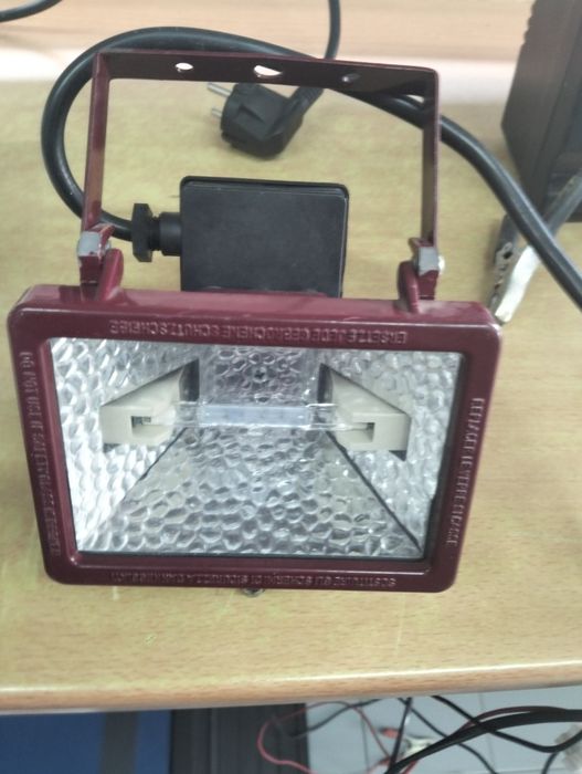 Projetores com lâmpadas impecável