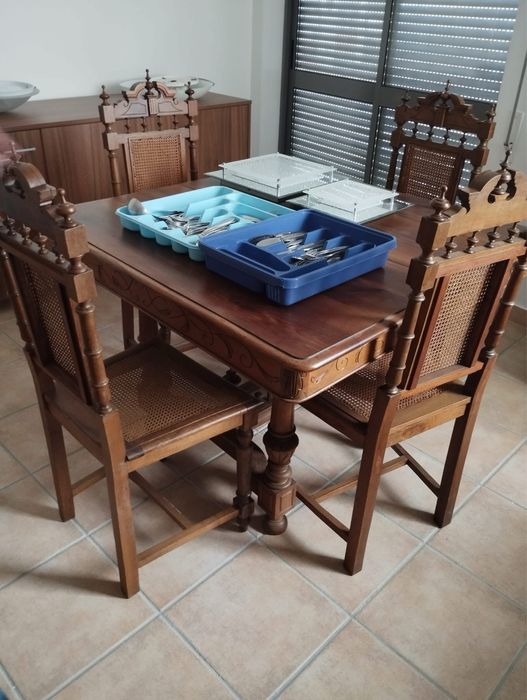 Mesa antiga e cinco cadeiras