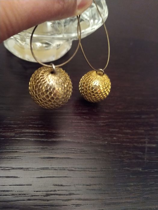 Brincos dourados elegantes e sofisticados