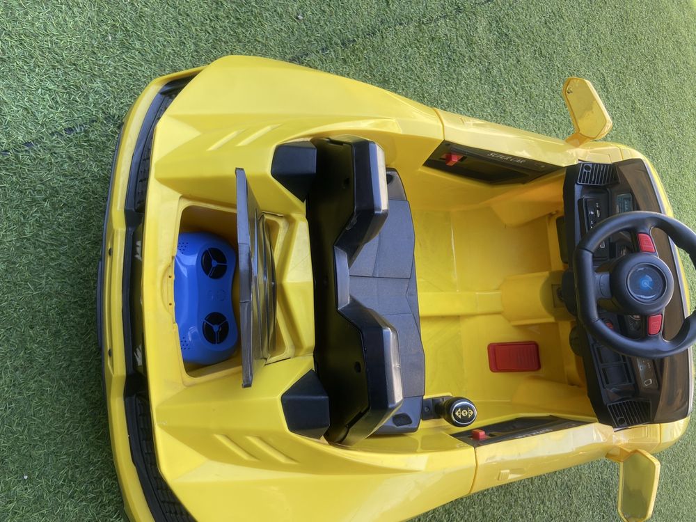 Carro amarelo a bateria