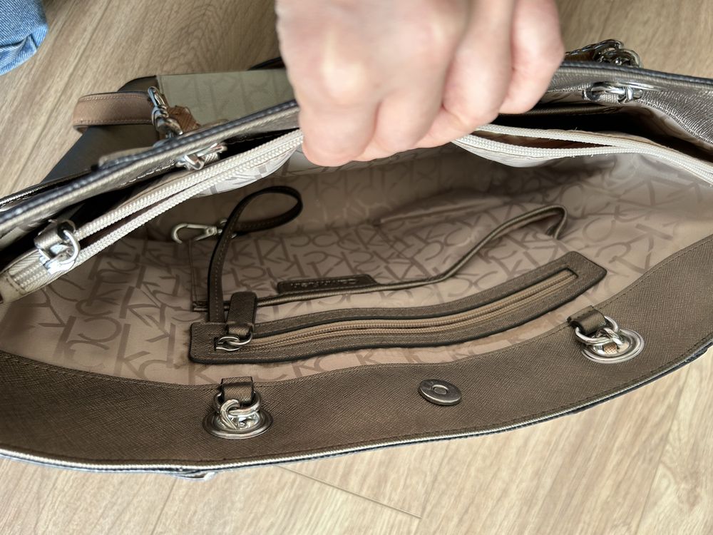 Torebka mieszcząca A4 Calvin Klein