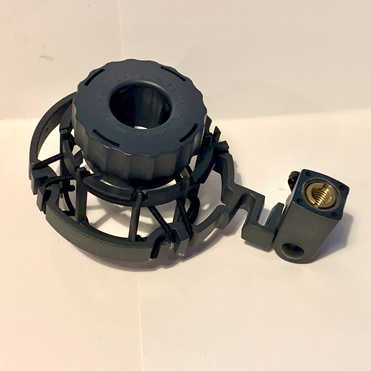 AKG Acoustics C3000B – mikrofon studyjny pojemnościowy z walizką i uch