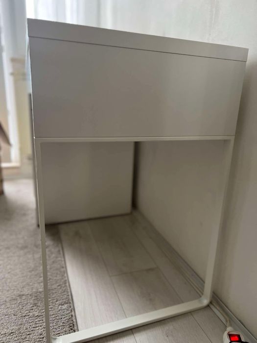 Białe biurko Ikea