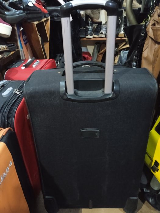 Чемодан большой /80 см/ практ новый на 4 х колесах