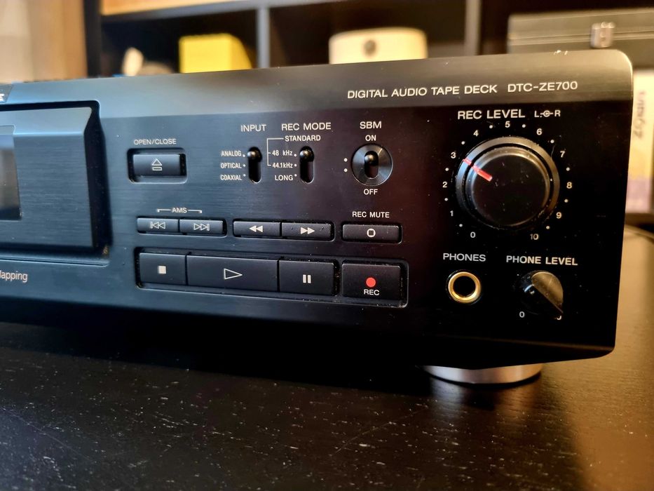 Magnetofon cyfrowy SONY DAT DTC-ZE700 + Pilot