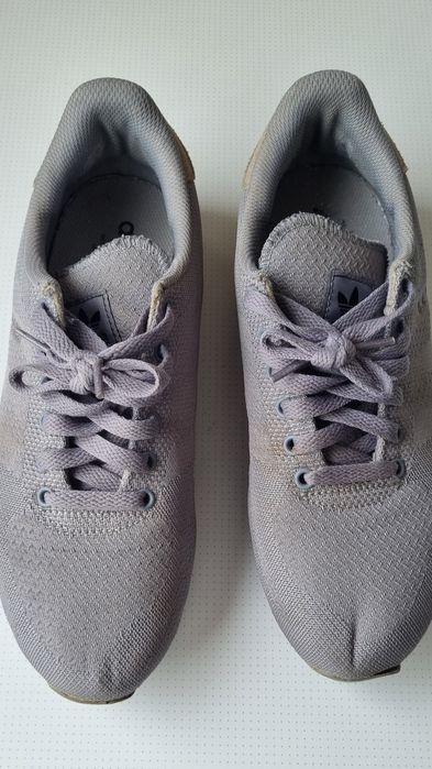 Ténis Adidas cinzentos