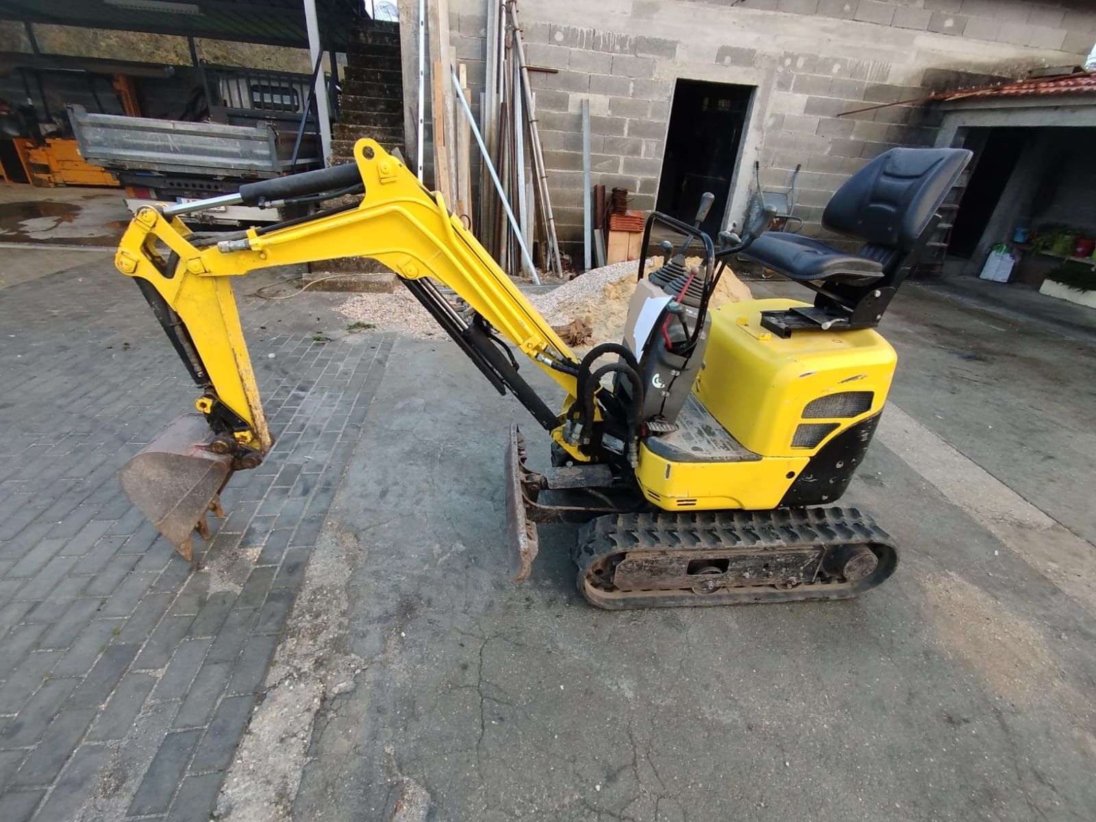 Mini giratória Yanmar b08