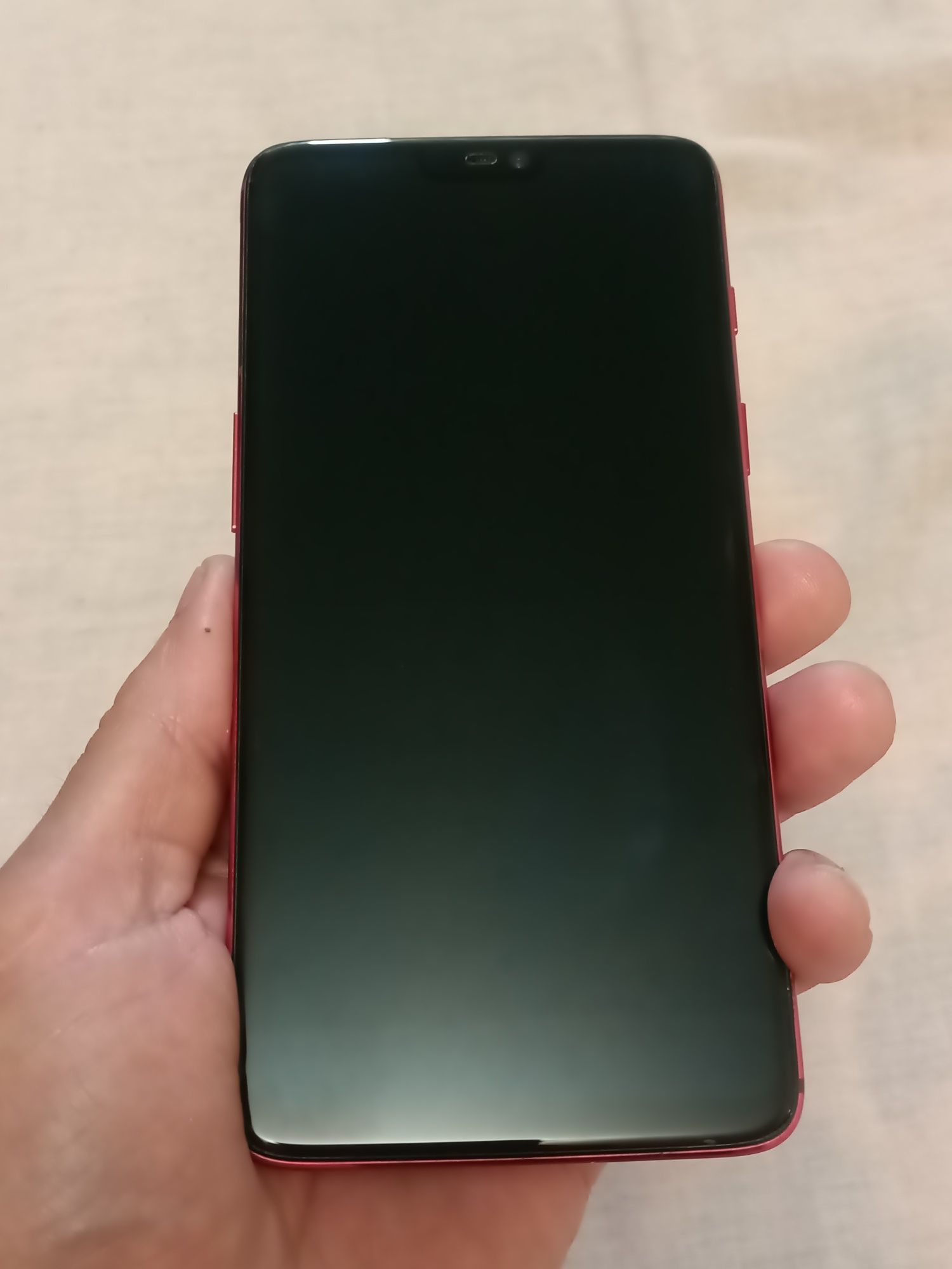 Смартфон OnePlus 6 в глянцевом красном цвете!