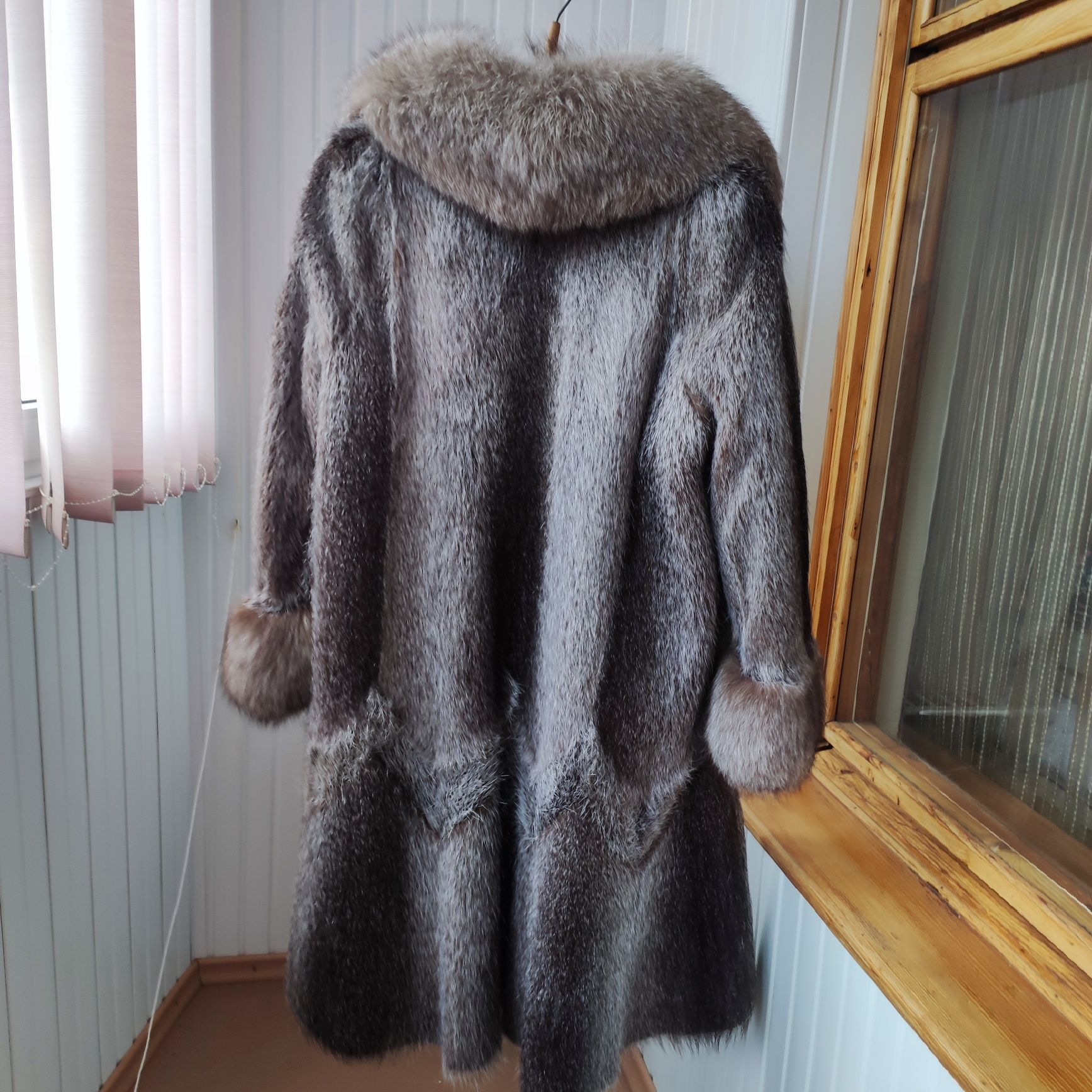 Продам натуральную шубу из нутрии с песцом