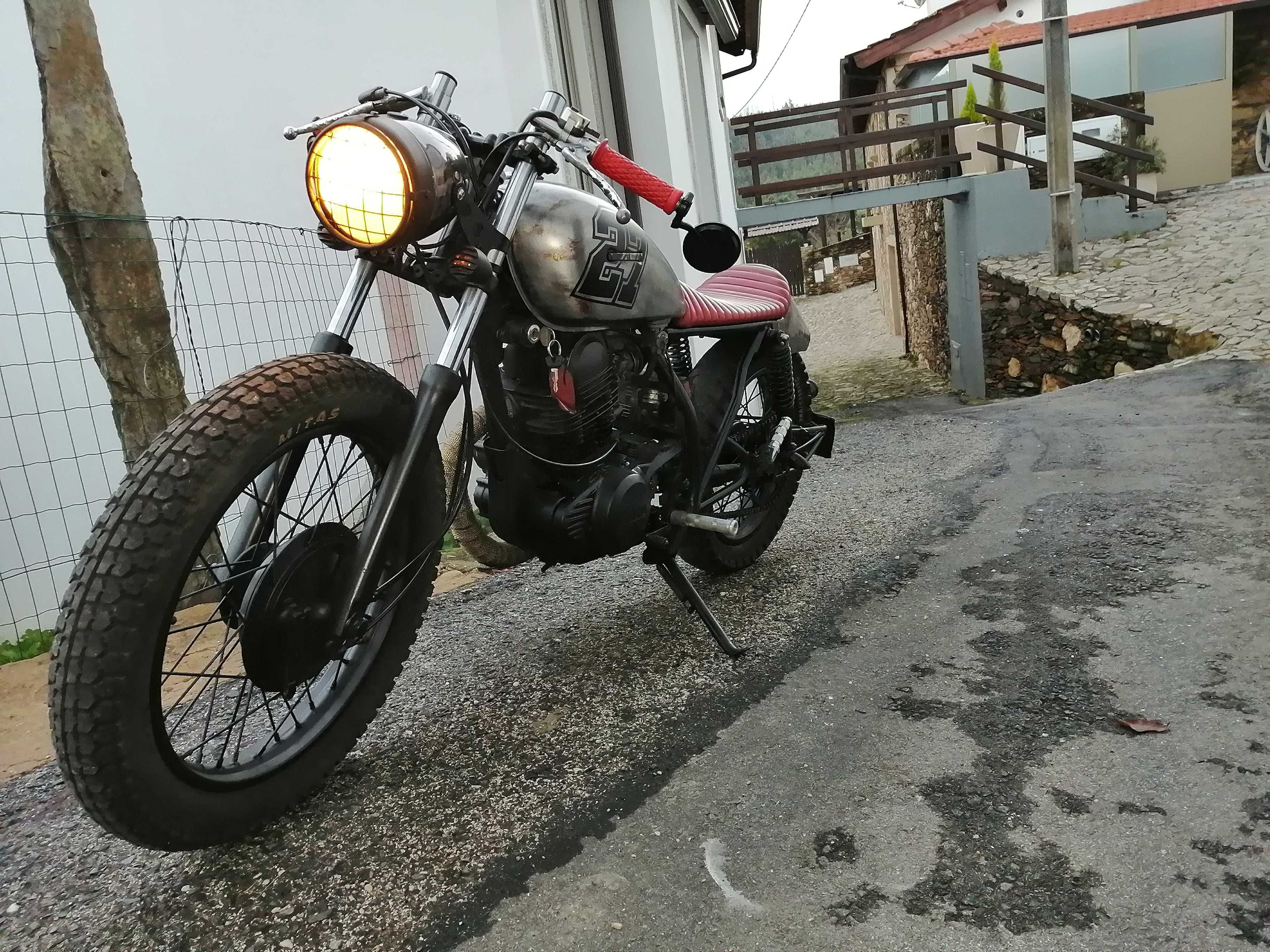 Mota café Racer única