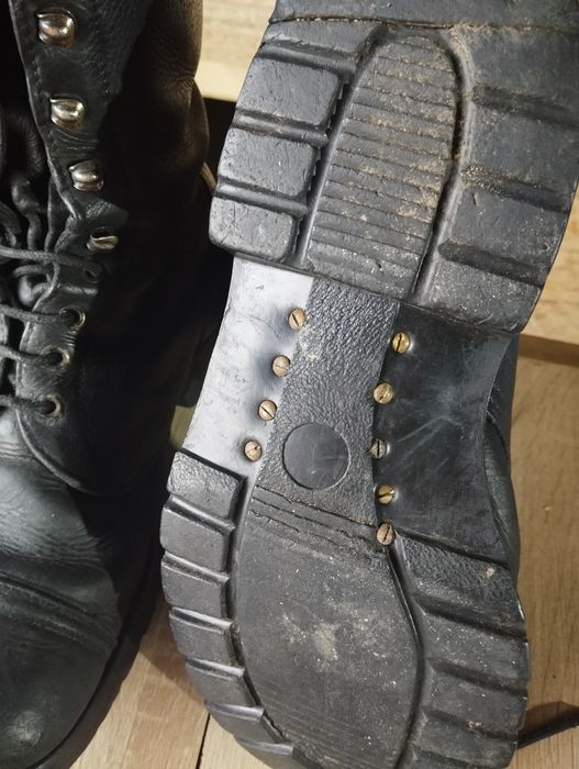 Stare buty wojskowe.