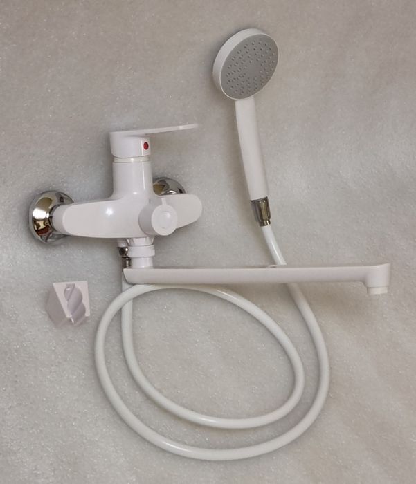 Новий змішувач для ванної білого кольору з комплектом ізТЕРМОПЛАСТИКУ